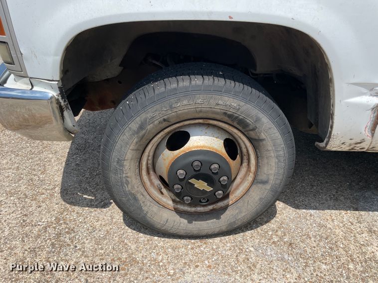 image for item KK9555 1991 Chevrolet 3500  box truck