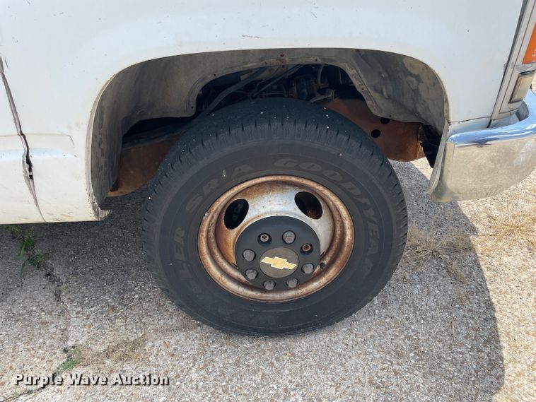 image for item KK9555 1991 Chevrolet 3500  box truck