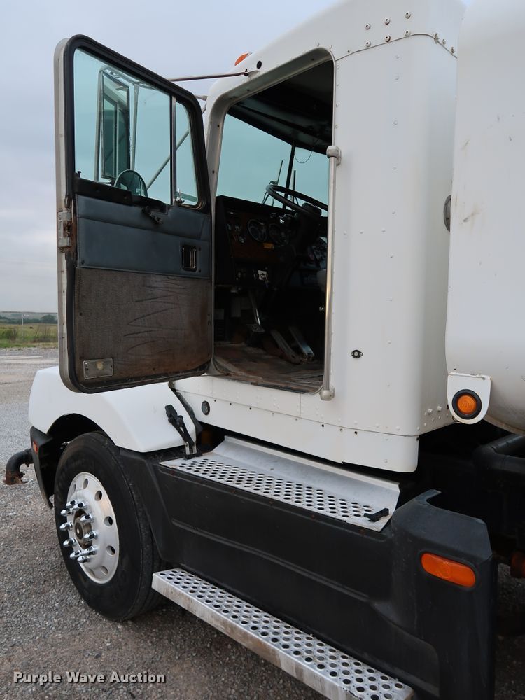 image for item KQ9795 1993 Kenworth T400  water truck