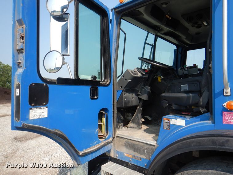 image for item KW9879 2009 Mack Mammoth  refuse truck