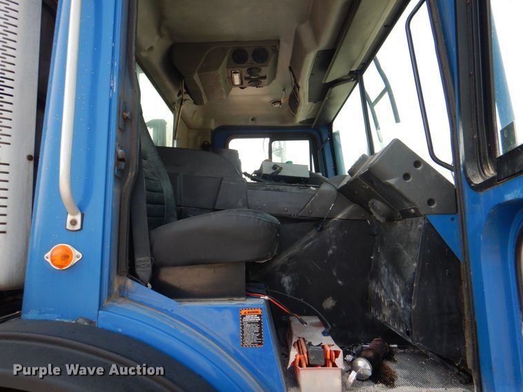 image for item KW9879 2009 Mack Mammoth  refuse truck