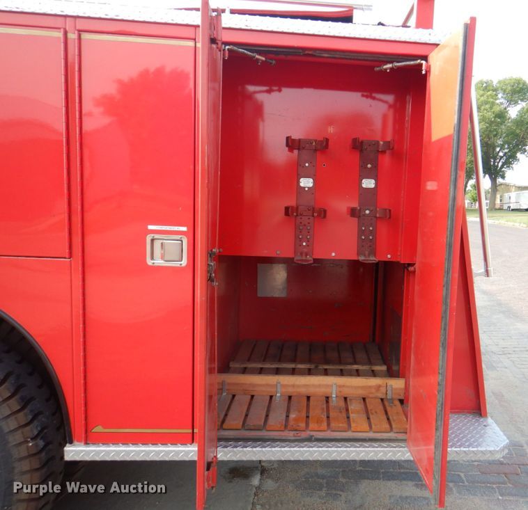 image for item KW9881 1983 Ford F800  pumper fire truck