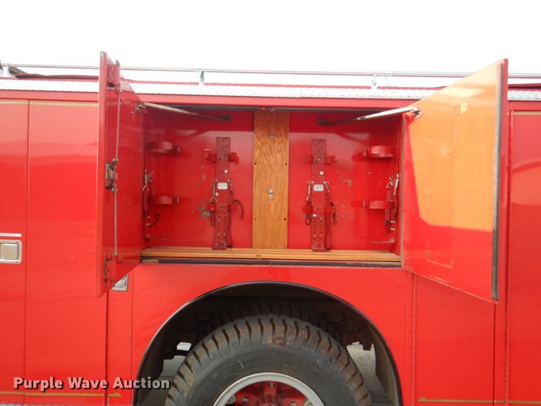 image for item KW9881 1983 Ford F800  pumper fire truck