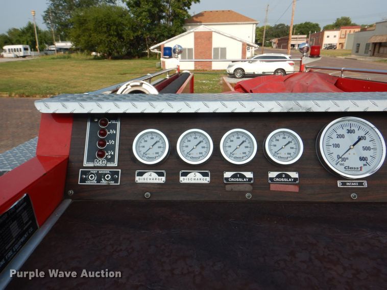 image for item KW9881 1983 Ford F800  pumper fire truck