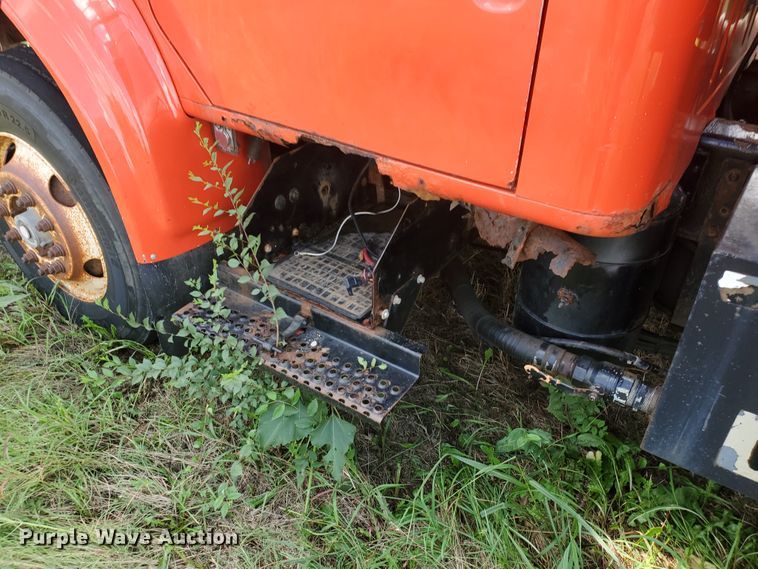 image for item KY9174 1999 International 4900  dump truck