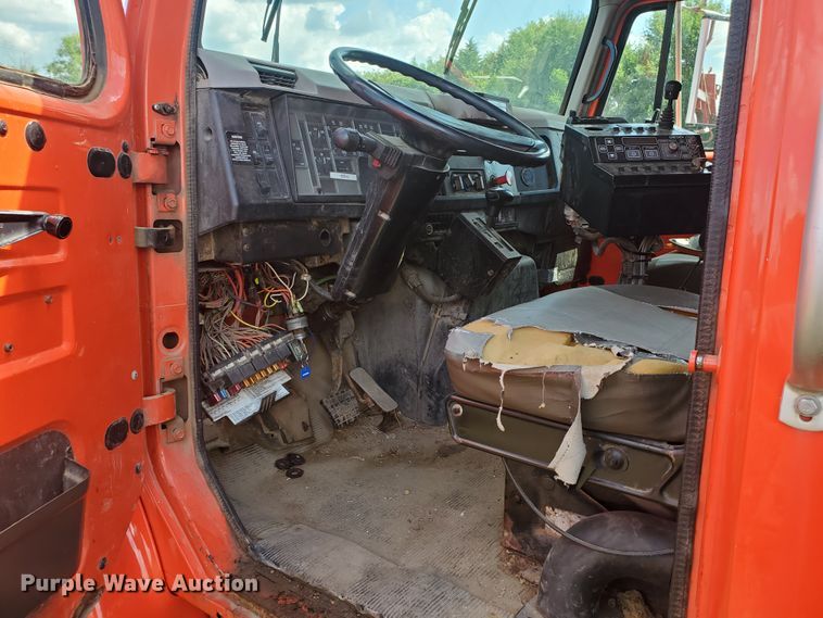 image for item KY9174 1999 International 4900  dump truck