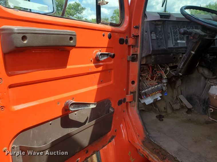 image for item KY9174 1999 International 4900  dump truck