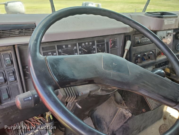 image for item KY9174 1999 International 4900  dump truck