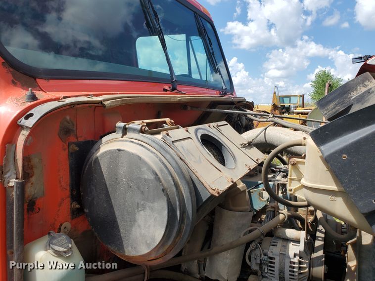 image for item KY9174 1999 International 4900  dump truck