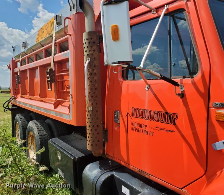 image for item KY9174 1999 International 4900  dump truck