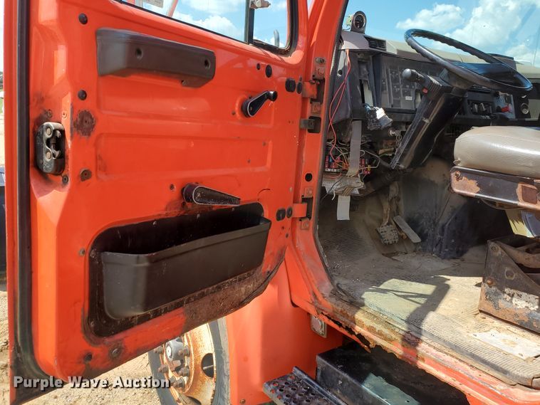 image for item KY9182 1999 International 4900  dump truck