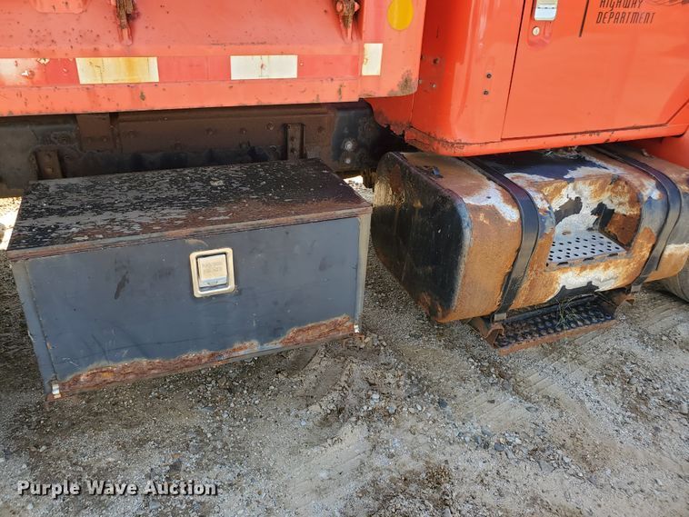 image for item KY9182 1999 International 4900  dump truck