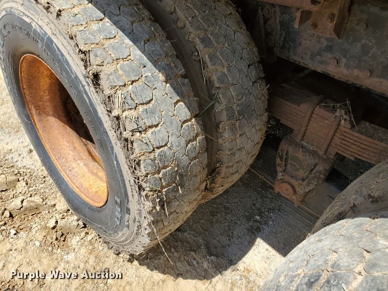 image for item KY9182 1999 International 4900  dump truck