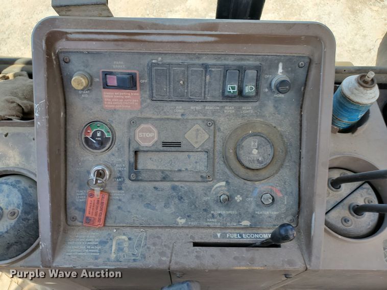 image for item KY9192 1992 John Deere 310D  backhoe