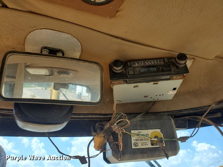 image for item KY9192 1992 John Deere 310D  backhoe