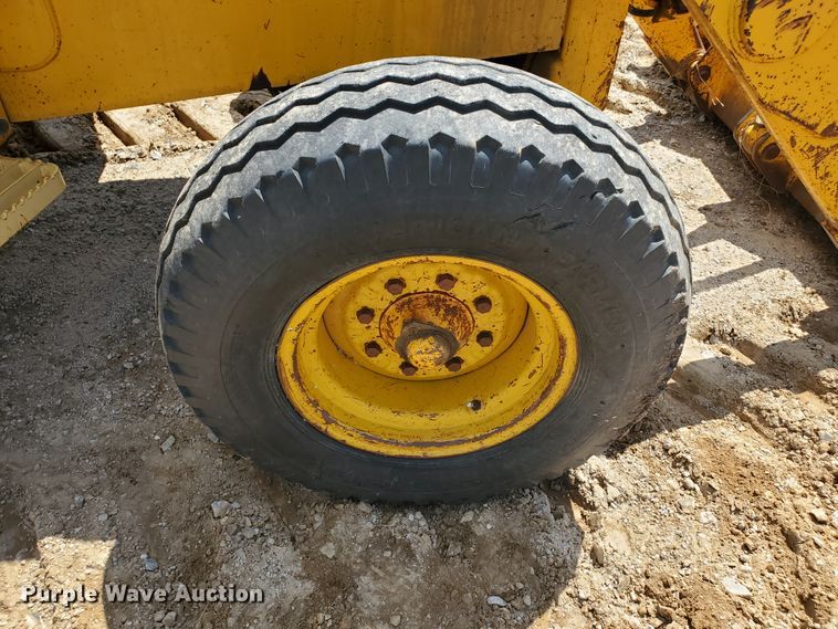 image for item KY9192 1992 John Deere 310D  backhoe