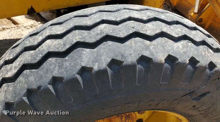 image for item KY9192 1992 John Deere 310D  backhoe