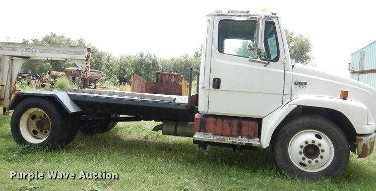 image for item DG0841 2002 Freightliner FL60  flatbed truck