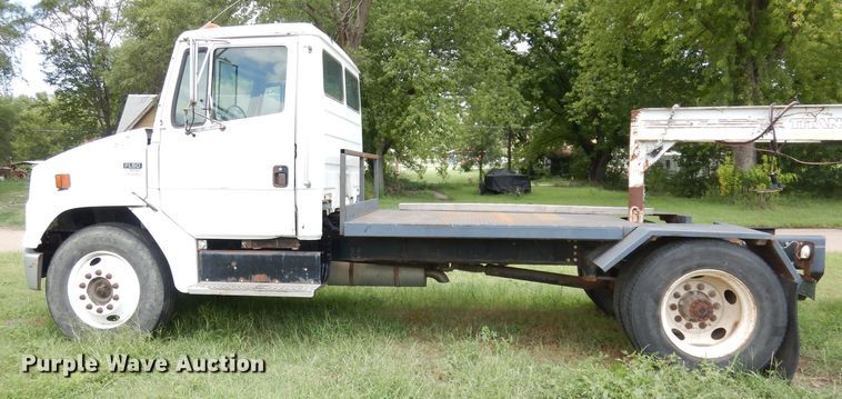 image for item DG0841 2002 Freightliner FL60  flatbed truck