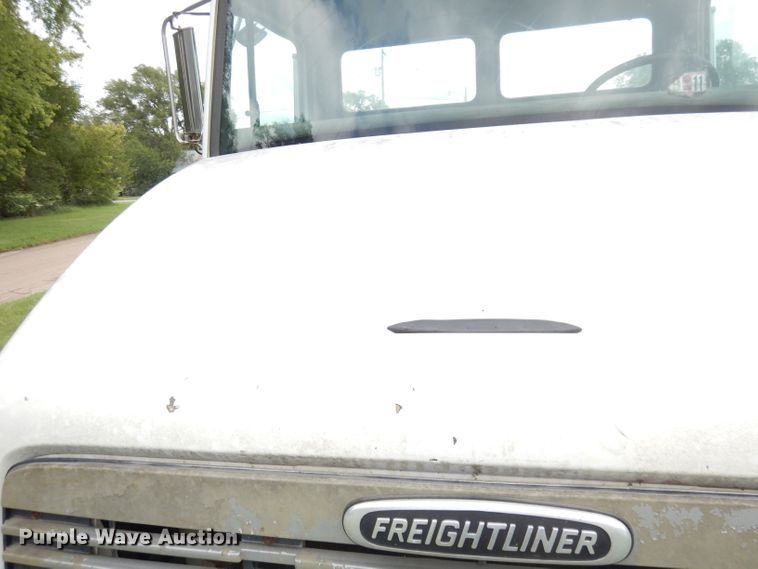 image for item DG0841 2002 Freightliner FL60  flatbed truck