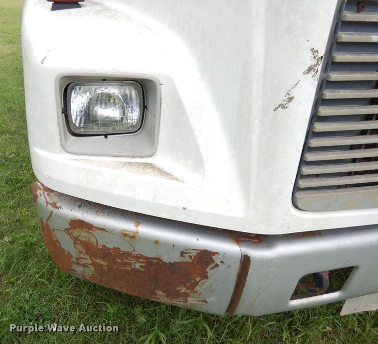 image for item DG0841 2002 Freightliner FL60  flatbed truck