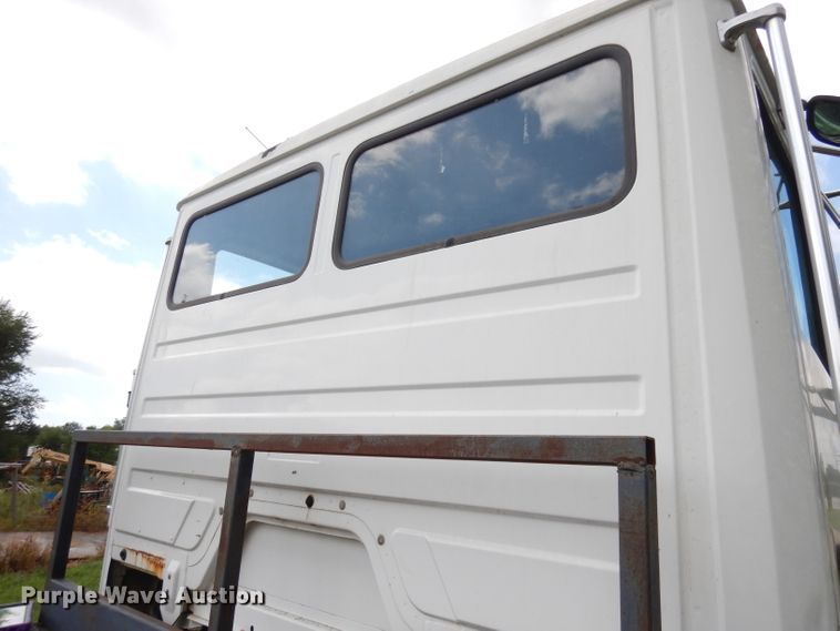 image for item DG0841 2002 Freightliner FL60  flatbed truck