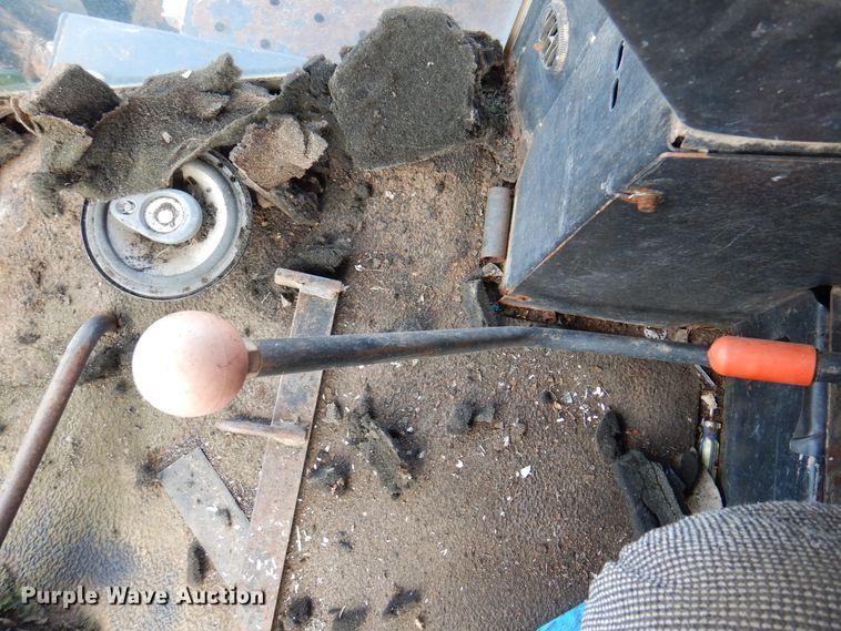 image for item DK8136 1995 MacDon 9000  windrower