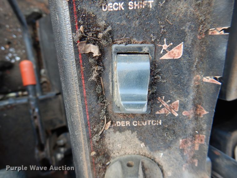 image for item DK8136 1995 MacDon 9000  windrower