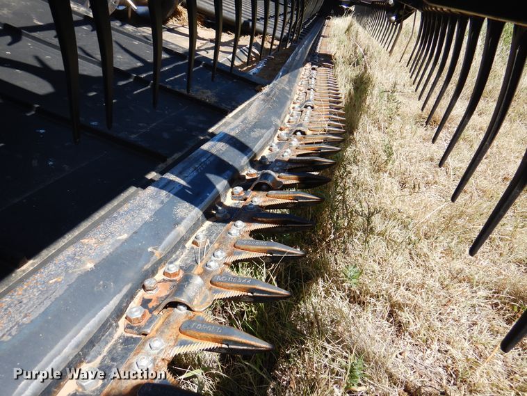 image for item DK8191 2017 MacDon D65  draper head