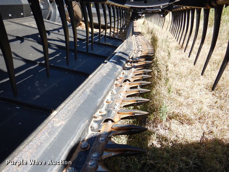 image for item DK8191 2017 MacDon D65  draper head