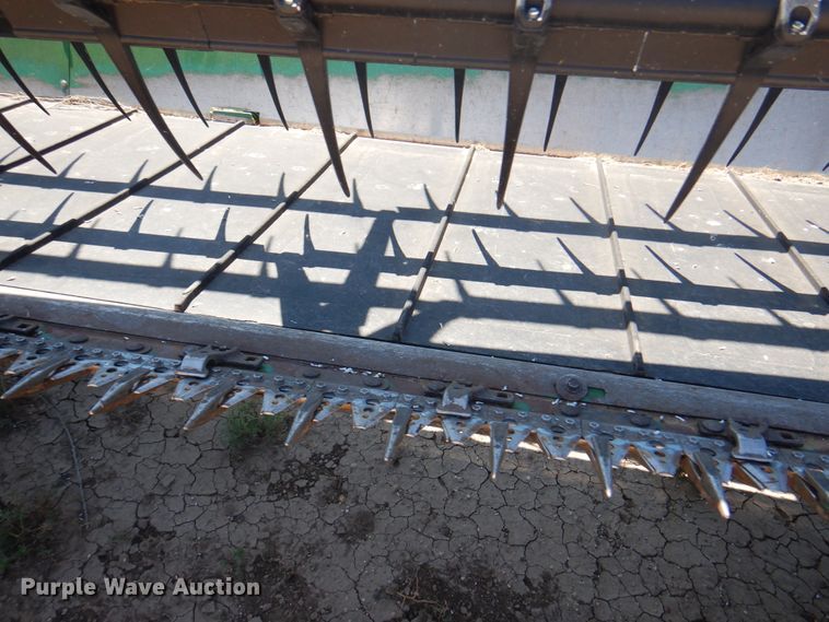 image for item DK8194 2005 John Deere 936D  draper head