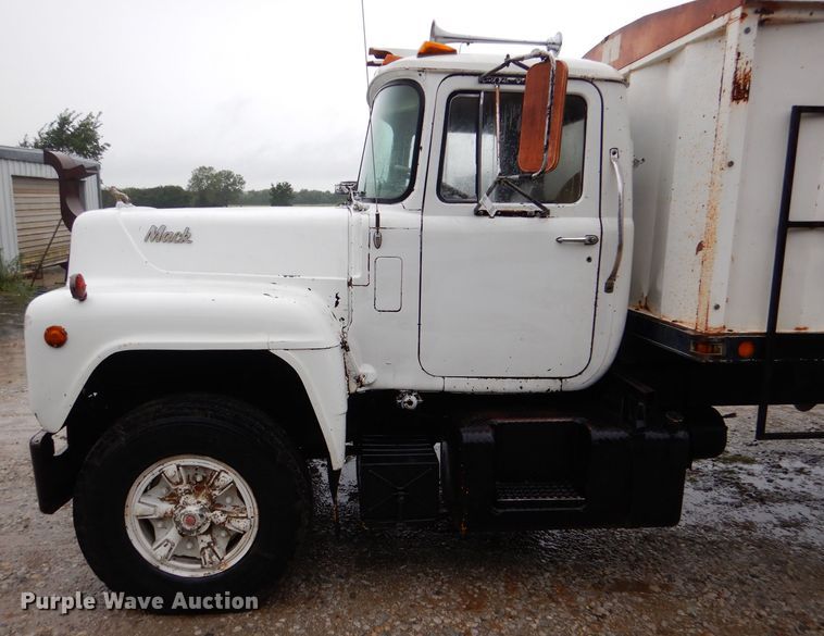 image for item DM1330 1977 Mack R600  grain truck