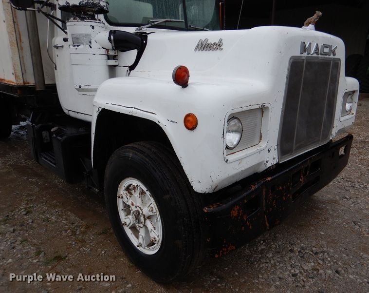 image for item DM1330 1977 Mack R600  grain truck