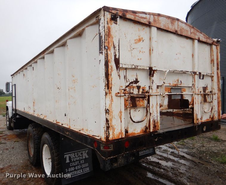 image for item DM1330 1977 Mack R600  grain truck