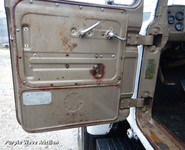 image for item DM1330 1977 Mack R600  grain truck