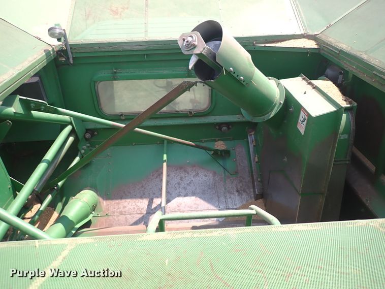 image for item DN1897 1991 John Deere 9500  combine
