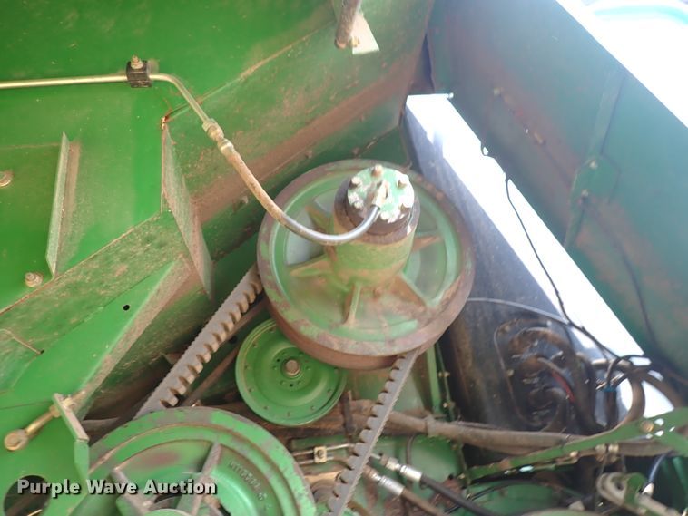 image for item DN1897 1991 John Deere 9500  combine
