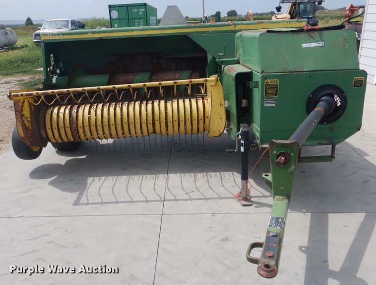 image for item HU9266 1986 John Deere 467  small square baler