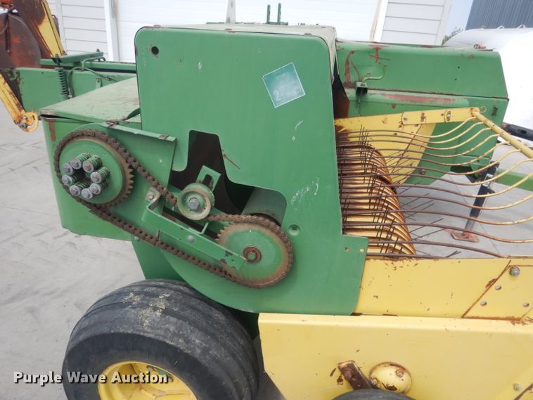 image for item HU9266 1986 John Deere 467  small square baler