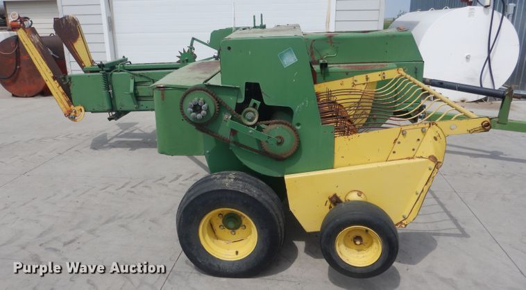 image for item HU9266 1986 John Deere 467  small square baler