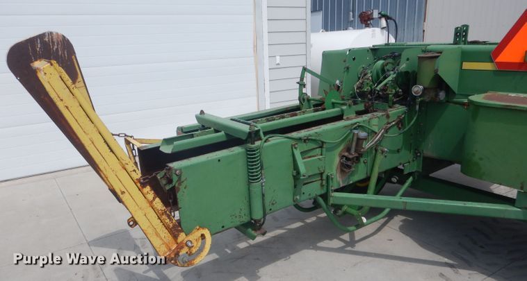 image for item HU9266 1986 John Deere 467  small square baler