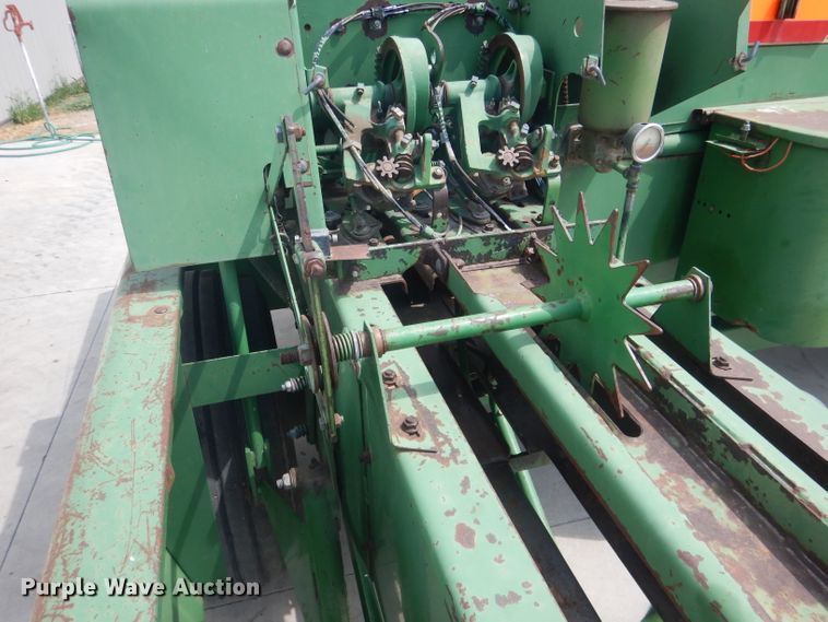 image for item HU9266 1986 John Deere 467  small square baler