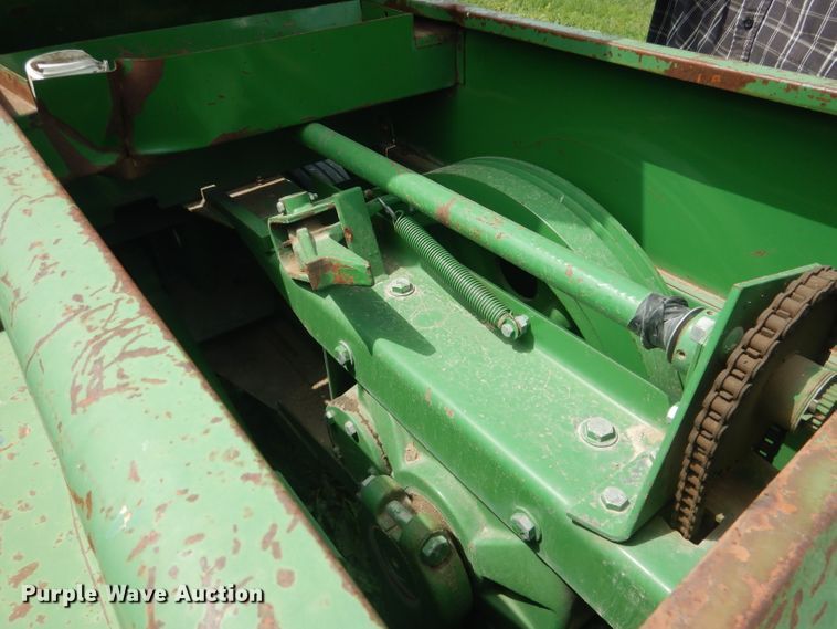 image for item HU9266 1986 John Deere 467  small square baler