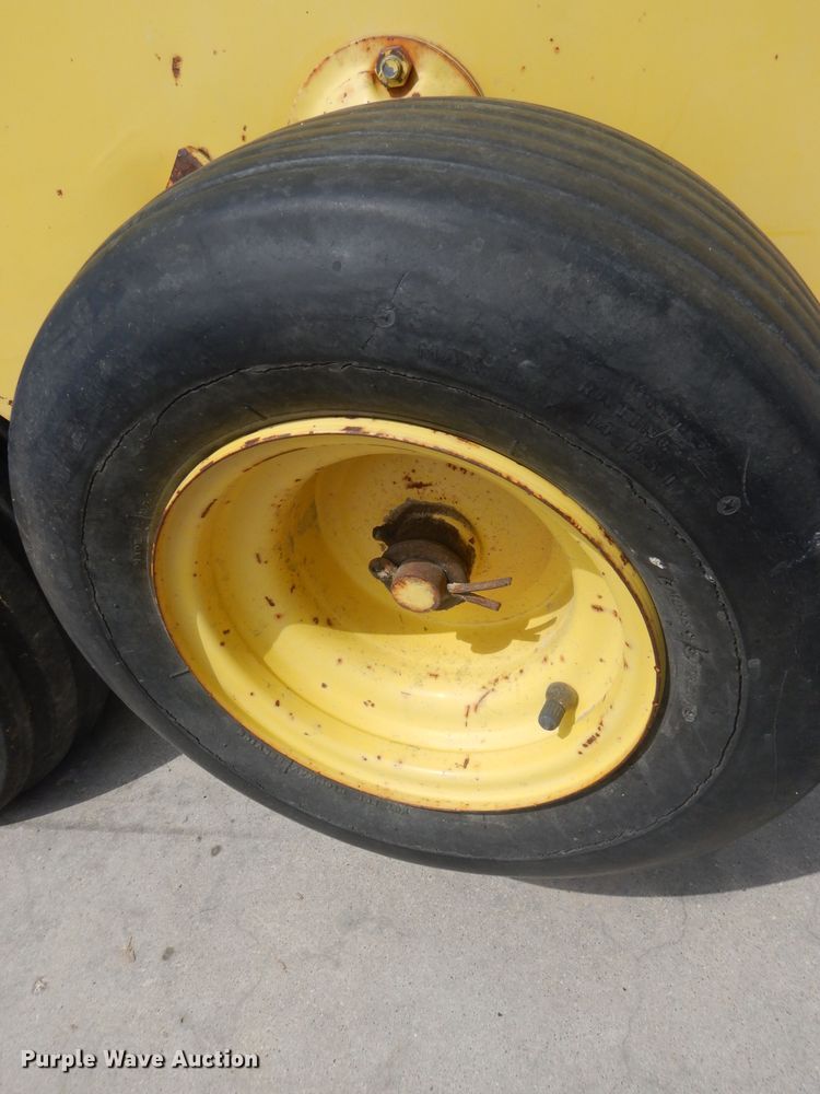 image for item HU9266 1986 John Deere 467  small square baler