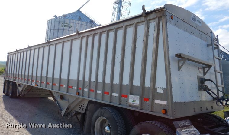image for item IN9850 2011 Cornhusker 800  grain trailer