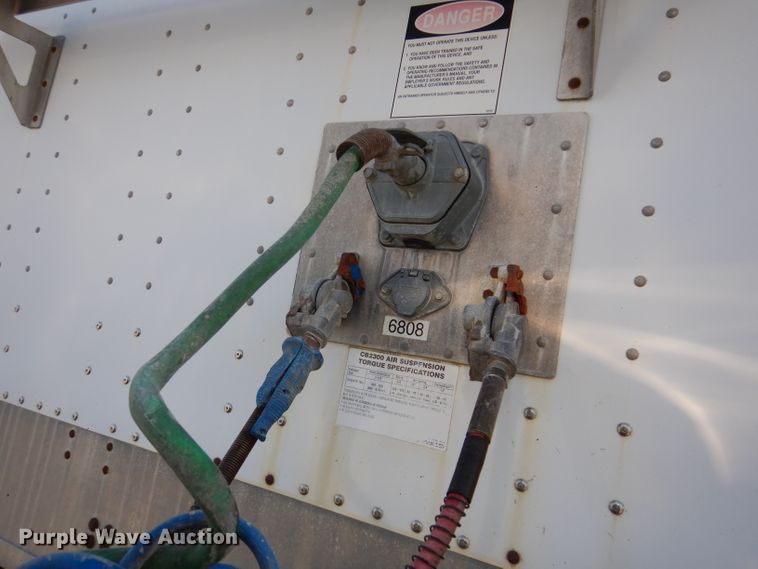 image for item IN9850 2011 Cornhusker 800  grain trailer