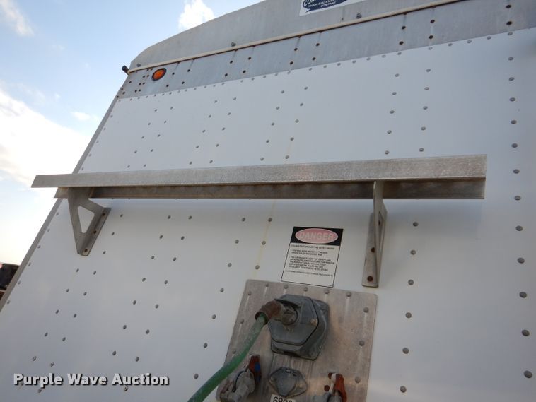 image for item IN9850 2011 Cornhusker 800  grain trailer