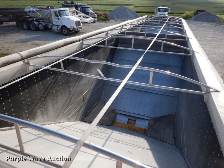 image for item IN9850 2011 Cornhusker 800  grain trailer