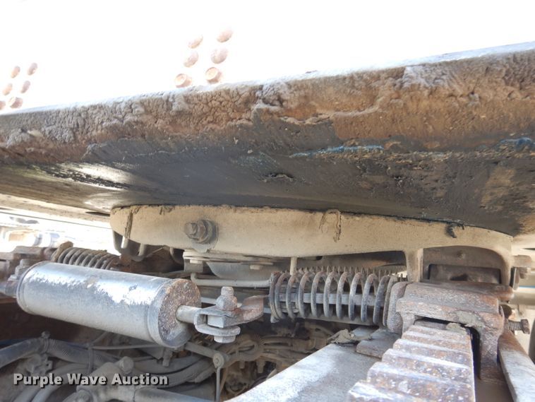 image for item IN9850 2011 Cornhusker 800  grain trailer