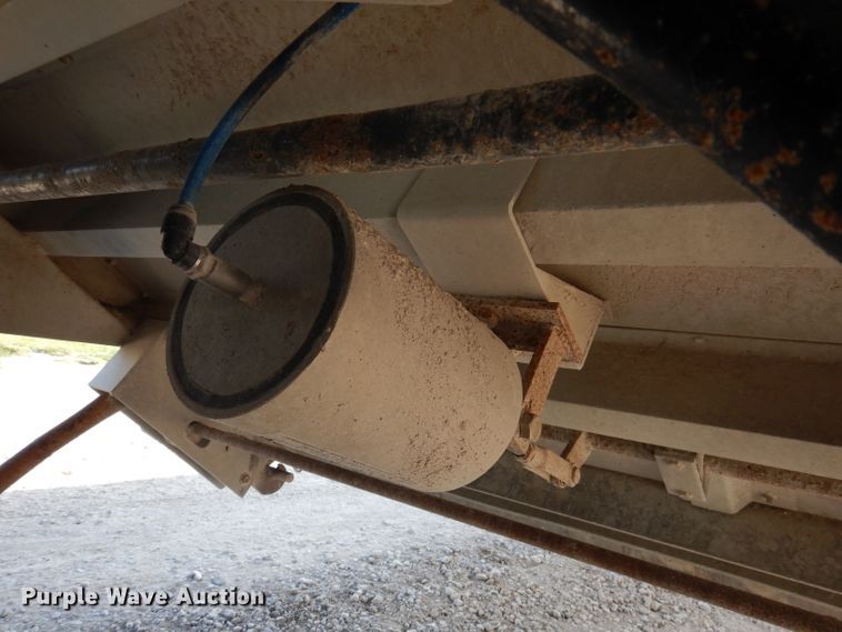 image for item IN9850 2011 Cornhusker 800  grain trailer